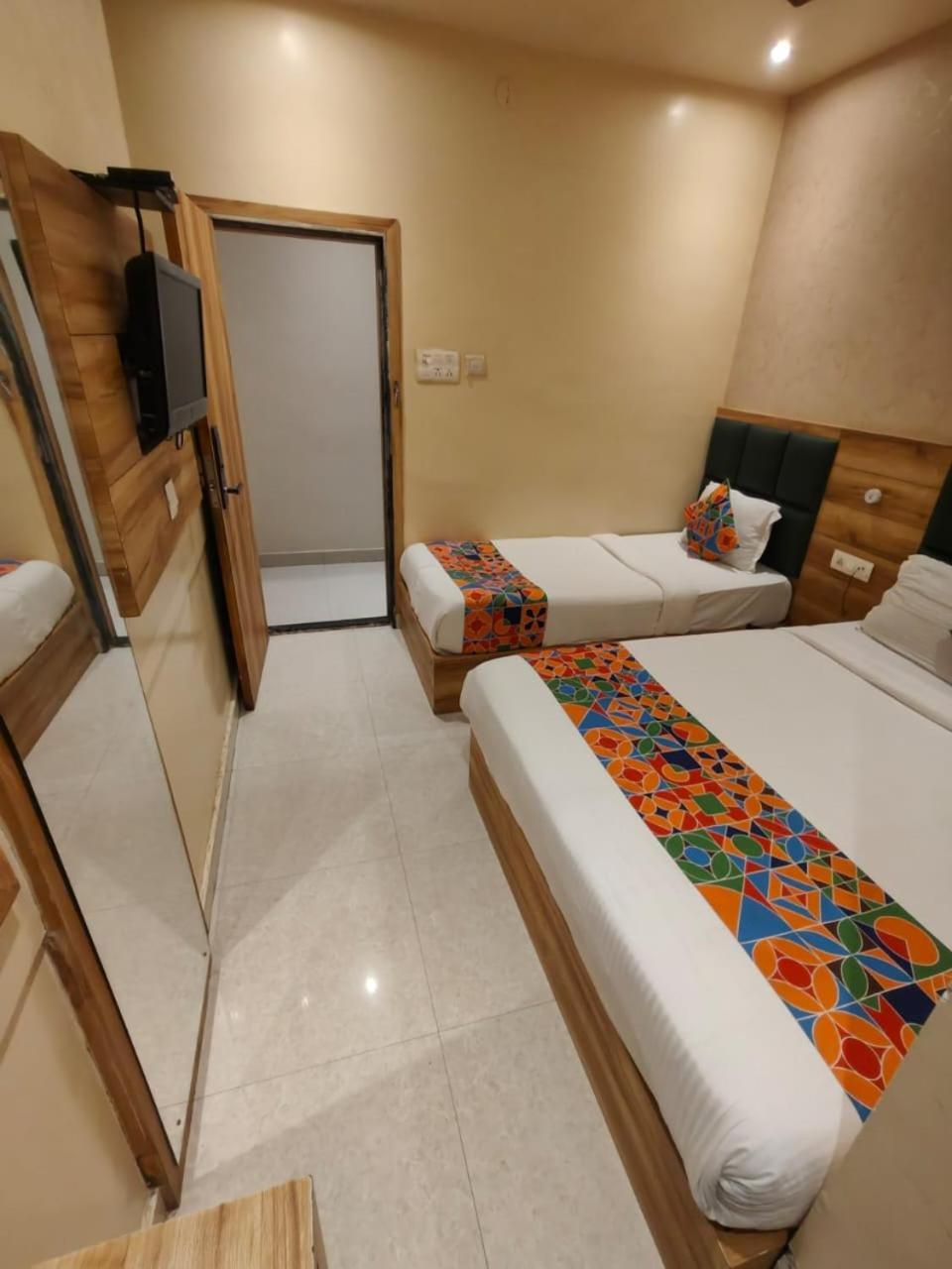 Hotel Sun City Near Saifee Hospital And Hn Reliance Hospital Мумбаи Экстерьер фото