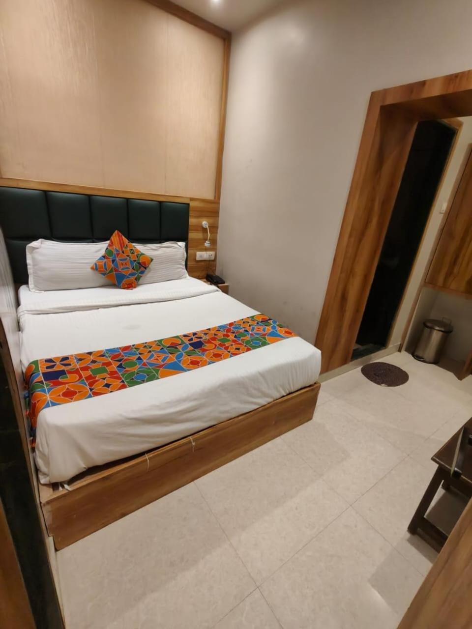 Hotel Sun City Near Saifee Hospital And Hn Reliance Hospital Мумбаи Экстерьер фото